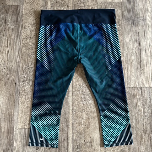 GAP Fit gFast Blue Capri Legging. - Picture 2 of 10